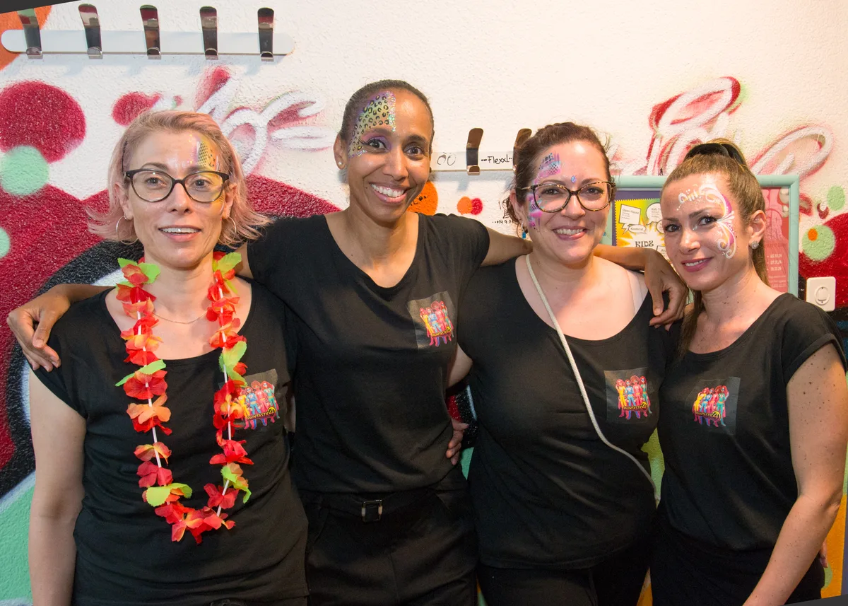 Vier Frauen mit Gesichtsbemalung schauen in die Kamera.